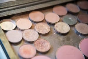 blend eyeshadows